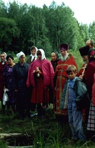30 июня 1995 года освятить Св. Родник, где в свое время явилась Св. Параскева Пятница, были приглашены священнослужители протоирей Стефан и протоирей Иоанн. 